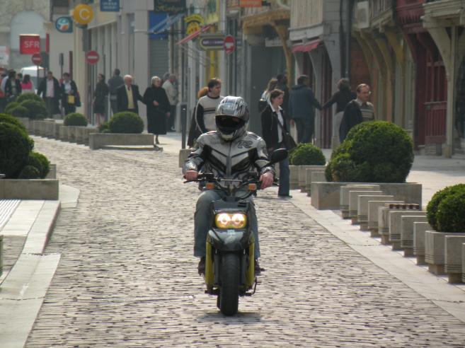  moto dans rue pavée